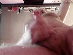 Среднего возраста мужчина удовлетворяет молодую веб-камеру, мастурбируя на камеру