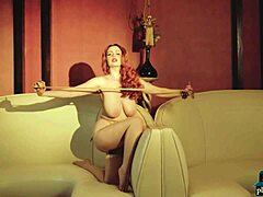 Az érzéki középkorú vörös hajú menyecske Minxie egyéni sztriptízt ad elő a Playboynak