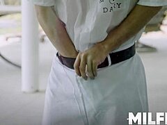 Murzynka MILF zostaje przyłapana przez męża podczas seksu z inną kobietą