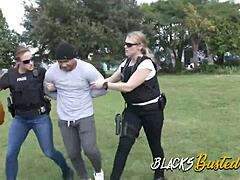 Oficiales negros dominan a una mujer policía blanca en sexo interracial en grupo
