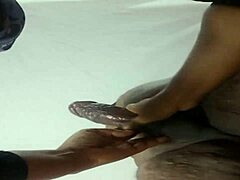 Gospodina indiană se supune unui penis mare în timp ce stă în picioare