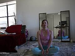 Roztomilá milfka ukazuje své bezvlasé tělo během hodiny jógy