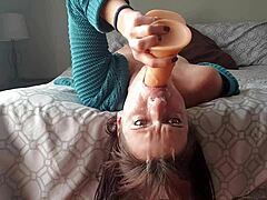 Video fatto in casa in piccola di una donna matura che soffoca con un dildo a testa in giù