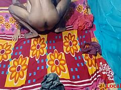 Pembe saree'deki seksi milf sert anal sikiş alıyor