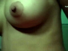 Çekici MILF Chanel vahşi bir anal yumruktan hoşlanıyor