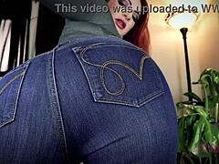 Madura pelirroja provoca con sus jeans ajustados en POV