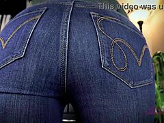 Madura pelirroja provoca con sus jeans ajustados en POV