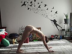 Aurora Willows ukazuje své křivky v bikinách během jógy