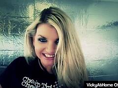 Vicky Vette, en fantastisk blondin, hänger sig åt självnjutning och levererar en exceptionell titjob