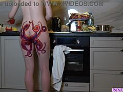Milf madura com tatuagem no rabo cozinha sedutoramente o jantar