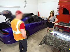 Reife Frau mit großen Brüsten treibt es in Garage mit ihrem Autotechniker