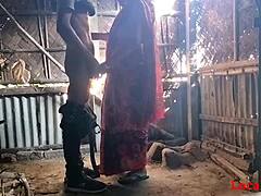 Lokal kone glæder sin mand offentligt med en rød saree og blowjob