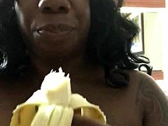 Sensuell MILF njuter av att deepthroata en banan