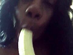 MILF senzuală face deepthroat la o banană