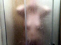Gizli kamera, milf'in sıcak duş seansını yakalıyor