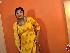 Rupali, a estrela pornô indiana com seios grandes deslumbrantes e apelo de milf