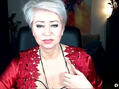 Une femme mature russe en lingerie rouge montre ses seins nus