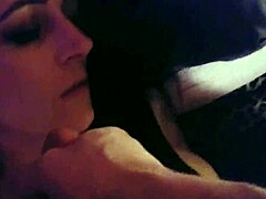 Video senzual POV cu o mamă excitată care se masturbează și este futută