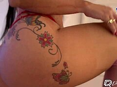 Getatoeëerde hunk en curvy MILF gaan intens bareback seks aan