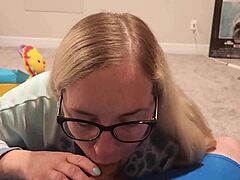Reife blonde Mutter mit großen natürlichen Titten genießt Oralsex und Penetration in einem Heimkino