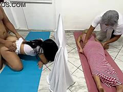 Un mari infidèle regarde une masseuse donner du plaisir à sa femme