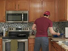 Een wulpse Latina vrouw houdt zich bezig met seksuele activiteit en helpt haar man in de keuken