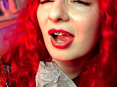Nahaufnahme-Video von Arya, die mit Zahnspange isst und ASMR-Sounds macht