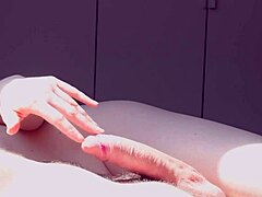 Europeisk MILF ger en sensuell handjob till en monsterkuk och får en explosiv orgasm