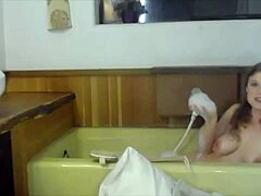 Mokra in divja solo seansa z prsato babe ErinElectro na spletni kameri