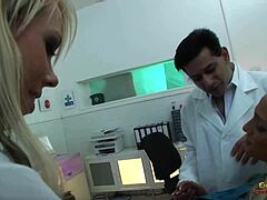 En blond kvinde modtager oralsex fra en sygeplejerske under en kontrol, før hun engagerer sig i samleje