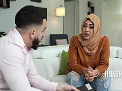 Une femme arabe divorcée enlève son hijab et montre son gros cul pour la gloire