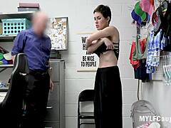Mujer madura es castigada por robo en un video temático del BDSM