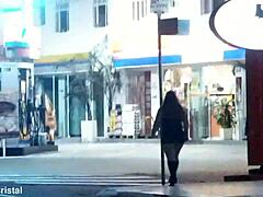 Зряла жена показва извивките си на бензиностанция след тъмно