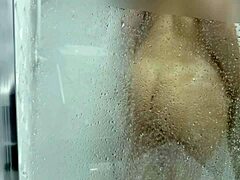 Sıska milf, Karina ve Lucas tarafından duşta büyük poposunu sikti