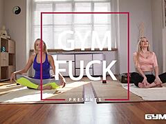 Yoga-elskere Ria Sunn og Amber Jayne engagerer sig i en varm gymnastiksession