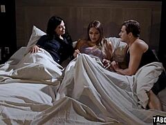 Mona Azar, biseksualna MILF, oddaje się trójkątowi ze swoim pasierbem Nathanem Bronsonem i oszałamiającą studentką Gizelle Blanco