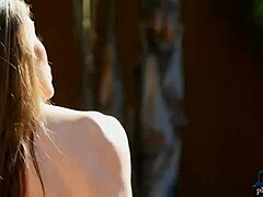 Dojrzała milf Melissa Loris wykonuje zmysłowy striptiz w bieliźnie na zewnątrz