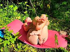 Die reife brünette Stiefmutter zieht sich aus und zeigt ihre rasierte Scham in den ungezähmten Wäldern und verführt mit ihrem verführerischen Körperbau