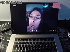 En moden spansk pornostjerne glæder sin webcam-beundrer i en varm session