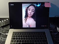 Eine reife spanische Pornodarstellerin verwöhnt ihren Webcam-Bewunderer in einer heißen Session