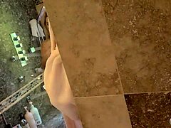 Zrelá milfka Vicky Vette upratuje po chaotickom výstreku v kúpeľni