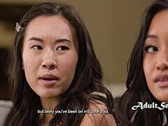 Asyalı üvey kızlar şakacı bir şekilde tokatlanıyor - Cory Chase, Reagan Foxx, Kimmy Kimm ve Jade Kimiko yıldızı