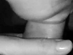 Τριχωτή και καυλωμένη: Η MILF δίνει ένα χέρι και λαμβάνει σπέρμα στο στήθος της