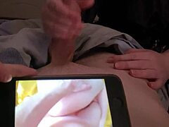 Dojrzała macocha przyłapuje młodego mężczyznę na masturbacji i pomaga mu osiągnąć orgazm