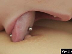 Uma morena madura beija apaixonadamente sua parceira lésbica, levando a um orgasmo intenso através do prazer oral