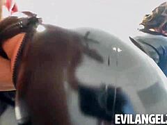 МИЛФ Мик Блу задовољава фетиш стопала својом великом гузом и сисама у ПОВ видеу