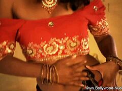Zrelá indická kráska z Bollywoodu v horúcej sólovej relácii