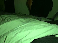 Ibu tiri dan anak tiri terlibat dalam aktiviti seksual di atas katil bersama yang membawa kepada hubungan seks anal dan pancutan air mani di dalam pasangan