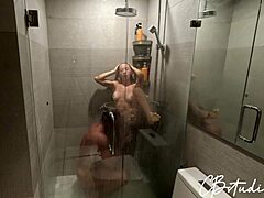 Bilik mandi menjadi sibuk, jadi teman sekamarnya mencadangkan untuk berkongsi mandi dengan lelaki yang berpenis besar