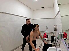Jade cosplayer houdt zich bezig met een hete ontmoeting in de badkamer met een MILF tijdens een Halloween feestje
